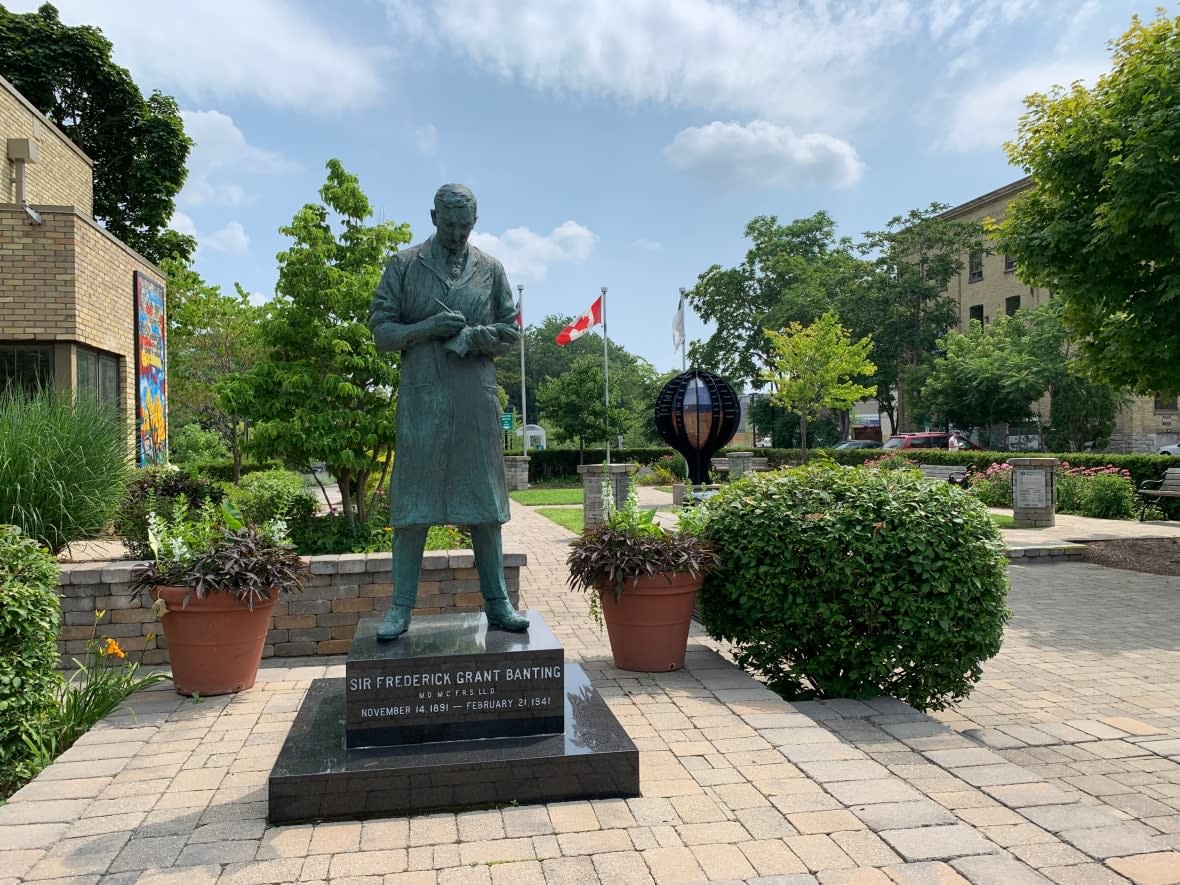 A statue of Sir Frederick Banting at the Banting House in London, Ont. Banting co-discovered insulin as a life-saving treatment for diabetes in 1921. (Travis Dolynny/CBC - image credit)