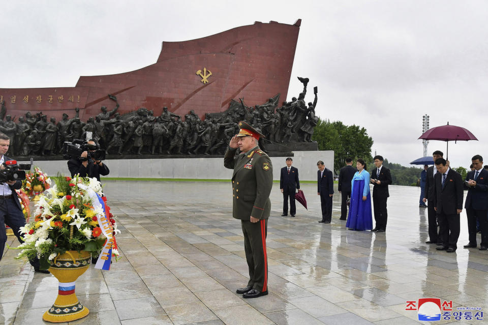 En esta foto proporcionada por el gobierno de Corea del Norte, el ministro de Defensa ruso, Serguéi Shoigu, tras colocar una corona de flores frente a las estatuas de los difuntos líderes norcoreanos, Kim Jong Il y Kim Il Sung, con motivo del próximo 70mo aniversario de un armisticio que detuvo los combates en la Guerra de Corea de 1950-1953, en Pyongyang, Corea del Norte, el miércoles 26 de julio de 2023. (Agencia Central de Noticias de Corea/Servicio de Noticias de Corea vía AP)