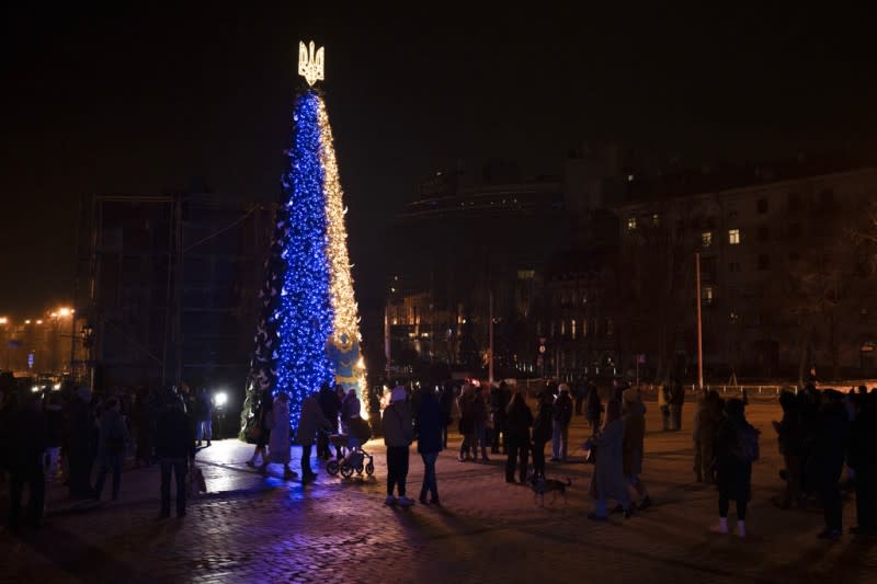 <cite>2022年12月23日，烏克蘭首都基輔（Kyiv）豎起聖誕樹，並以烏克蘭國旗的藍黃雙色燈火點綴。（AP）</cite>