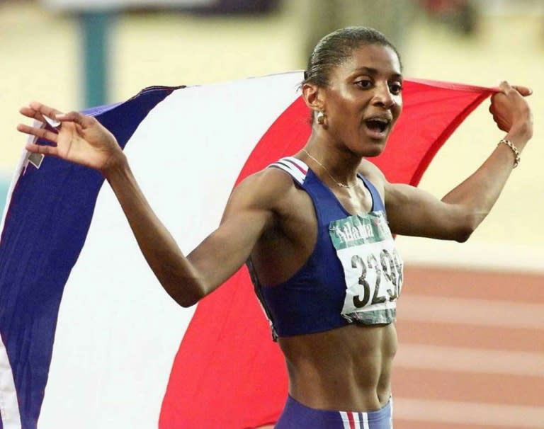 Marie-José Pérec célèbre sa médaille d'or aux 400 m des Jeux olympiques d'Atlanta, le 29 juillet 1996 (JEFF HAYNES)