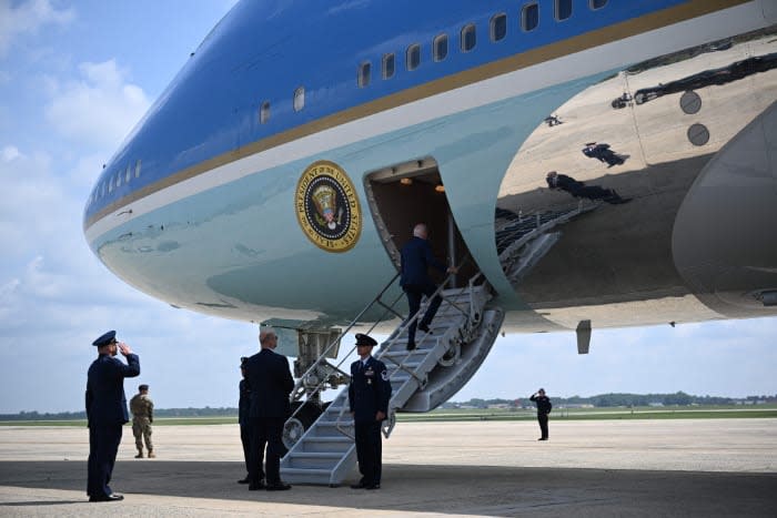 Biden subiendo al Air Force One