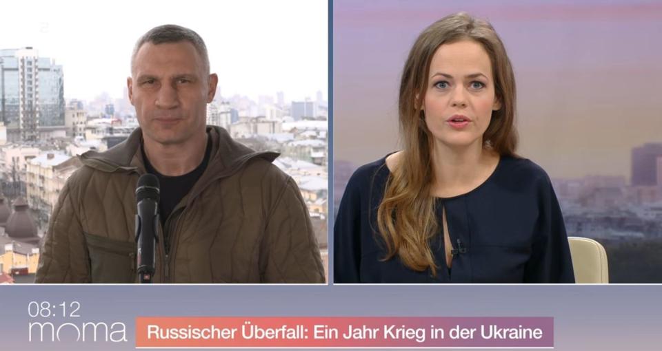 ZDF-"Morgenmagazin"-Moderatorin Harriet von Waldenfels begrüßte Kiews Bürgermeister, Vitali Klitschko, zum Interview. Angesichts der Tatsache, dass die Ukraine nun bereits seit einem Jahr Widerstand gegen die eiserne Faust Putins leistet, blickte der Politiker auf die Anfänge zurück. (Bild: ZDF)