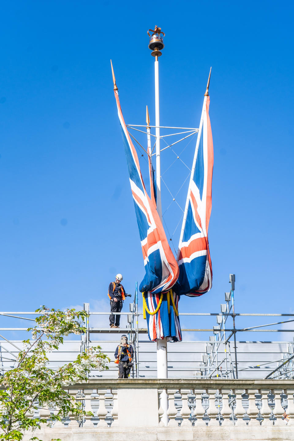 Workers build a viewing grandstand opposite Buckingham Palace on April 13.<span class="copyright">Amer Ghazzal—Shutterstock</span>