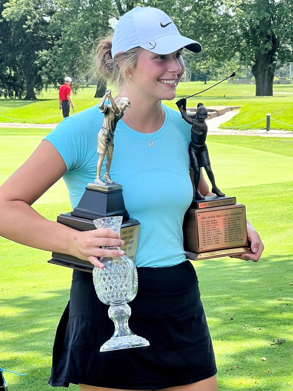 Gracie James de Pataskala posa para las fotos con todos sus trofeos ganados por ganar el 47º Campeonato Junior de Niñas de Ohio el martes en Marion Country Club.