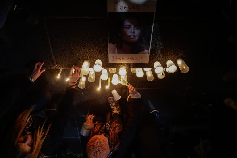 Una imagen de la marcha frente a la casa del cirujano Aníbal Lotocki, tras la muerte de Silvina Luna