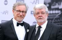 <p>Als Steven Spielberg (links) und George Lucas "Indiana Jones" entwickelten, hieß der Archäologe noch "Smith" mit Nachnamen. Weil sich Spielberg zu sehr an den Western "Nevada Smith" erinnert fühlte, musste aber ein neuer Name her - man einigte sich auf "Jones". Indys Vorname hingegen stammt von Indiana - Lucas' Hund, der auch die Figur des Chewbacca in den "Star Wars"-Filmen inspiriert hatte. (Bild: Barry King/Getty Images)</p> 