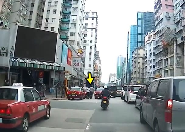 男子踏乘風火輪在道路馳騁。