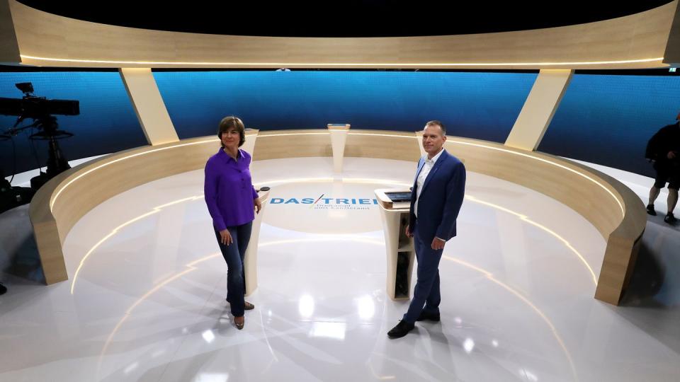 Die Moderatoren Maybrit Illner (ZDF) und Oliver Köhr (ARD) im Studio Berlin Adlershof.