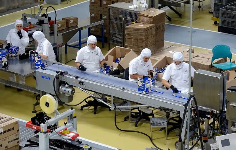 FOTO DE ARCHIVO. Empleados de la Compañía Nacional de Chocolates, parte del Grupo Nutresa, trabajan en una planta cerca a la ciudad de Medellín