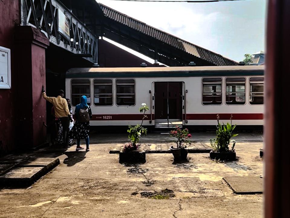 a train with open doors in sri lanka