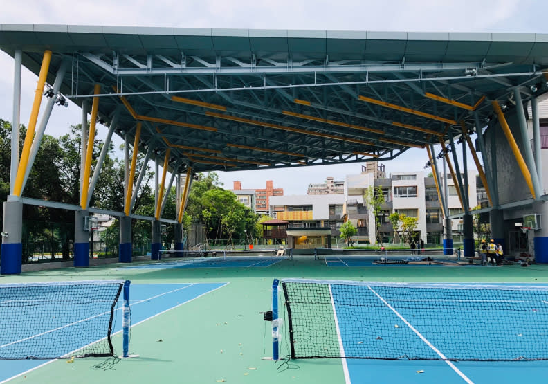 新北光榮國小的全新網球場採用德國綠建築工法製成。光榮國小提供。