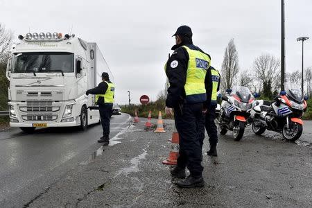 French police officers provide security as they control the crossing of vehicles on the border between the two countries, following the deadly Paris attacks, in Crespin, France, November 14, 2015. REUTERS/Eric Vidal