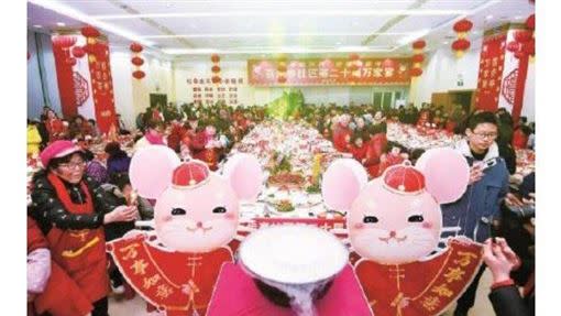 武漢爆出4萬家庭同桌吃團圓飯。（圖／翻攝自微博）