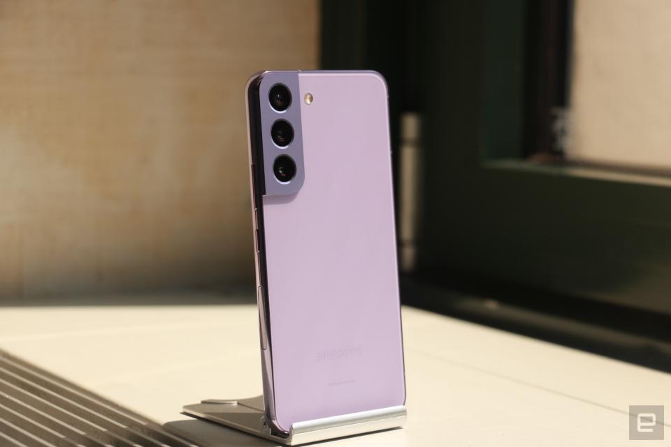 <p>The Bora Purple Galaxy S22 propped up on a stand with its back facing out, sitting on a window sill, drenched in sunlight.</p>
