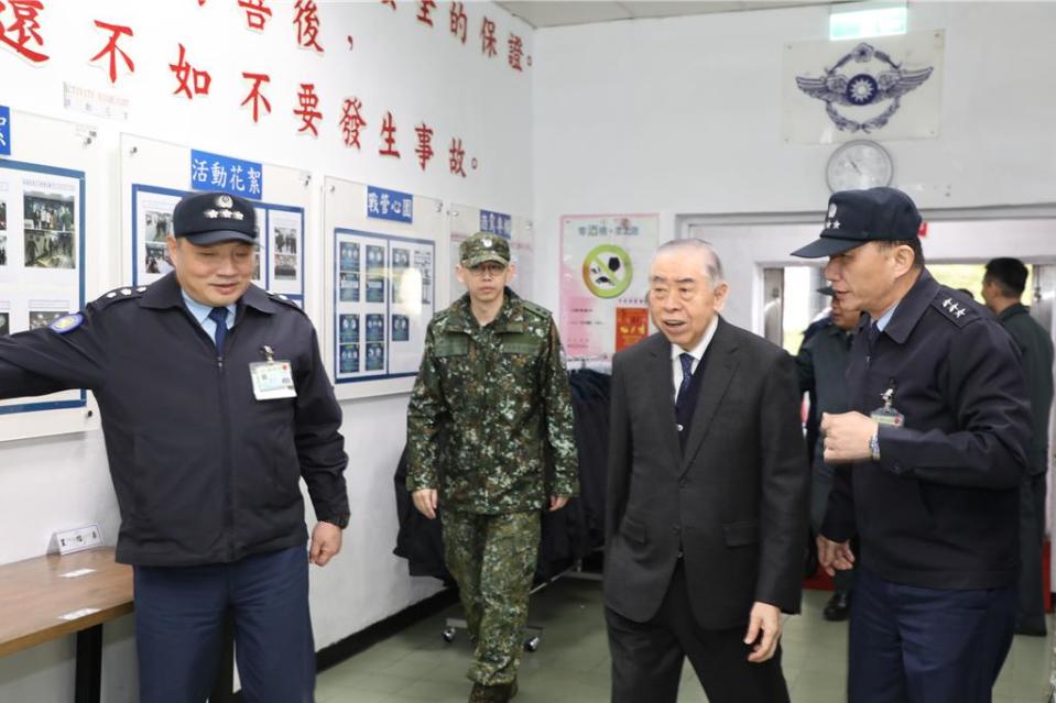 李棟樑慰問空軍偏遠部隊，感謝官兵24小時堅守崗位。（軍友社提供）