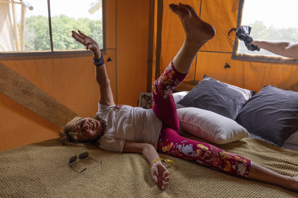 Beverly "Cookie" Grant prueba su tienda de campaña de lujo en el Centro para las Artes Bethel Woods, sede de la Feria de Arte y Música de Woodstock, el viernes 14 de junio de 2024 en Bethel, Nueva York. (Foto AP/Julia Nikhinson)