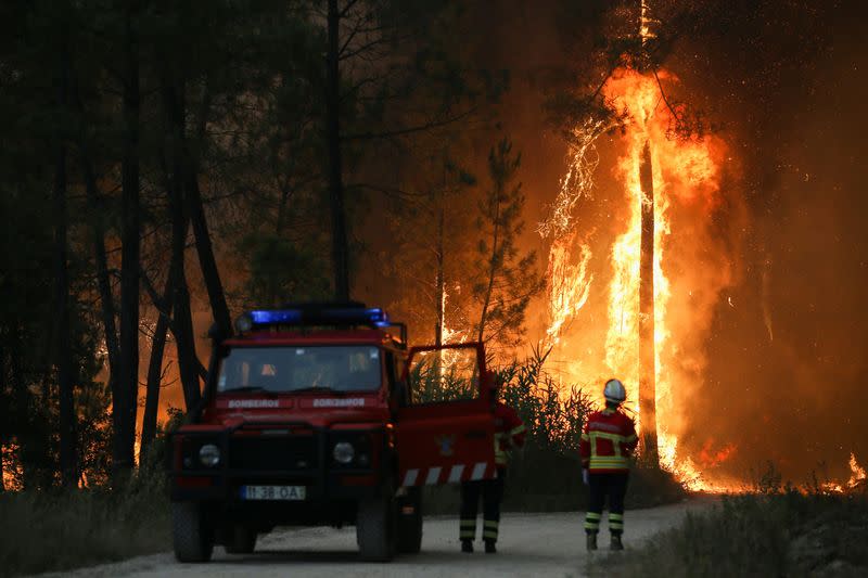 Los bomberos vigilan un incendio forestal en Ourem, distrito de Santarém