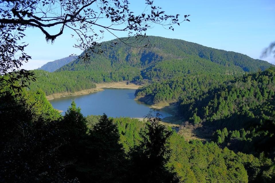 太平山區內的翠峰湖是太平山的著名景點之一，為全台灣最大的高山湖泊。(Photo via Wikimedia, by Taiwankengo, License: CC BY-SA 4.0，圖片來源： https://zh.wikipedia.org/wiki/File:2019_Cueifong_Lake_Circle_Trail_VS_Cueifong_Lake.jpg）