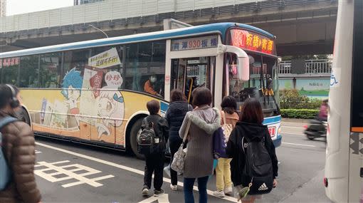 新北930公車路線，幾乎班班客滿。（圖／葉元之提供）