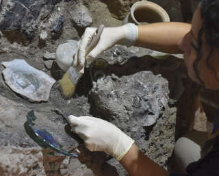 Une archéologue travaille sur le site de Pompéi, le samedi  6 août 2022.