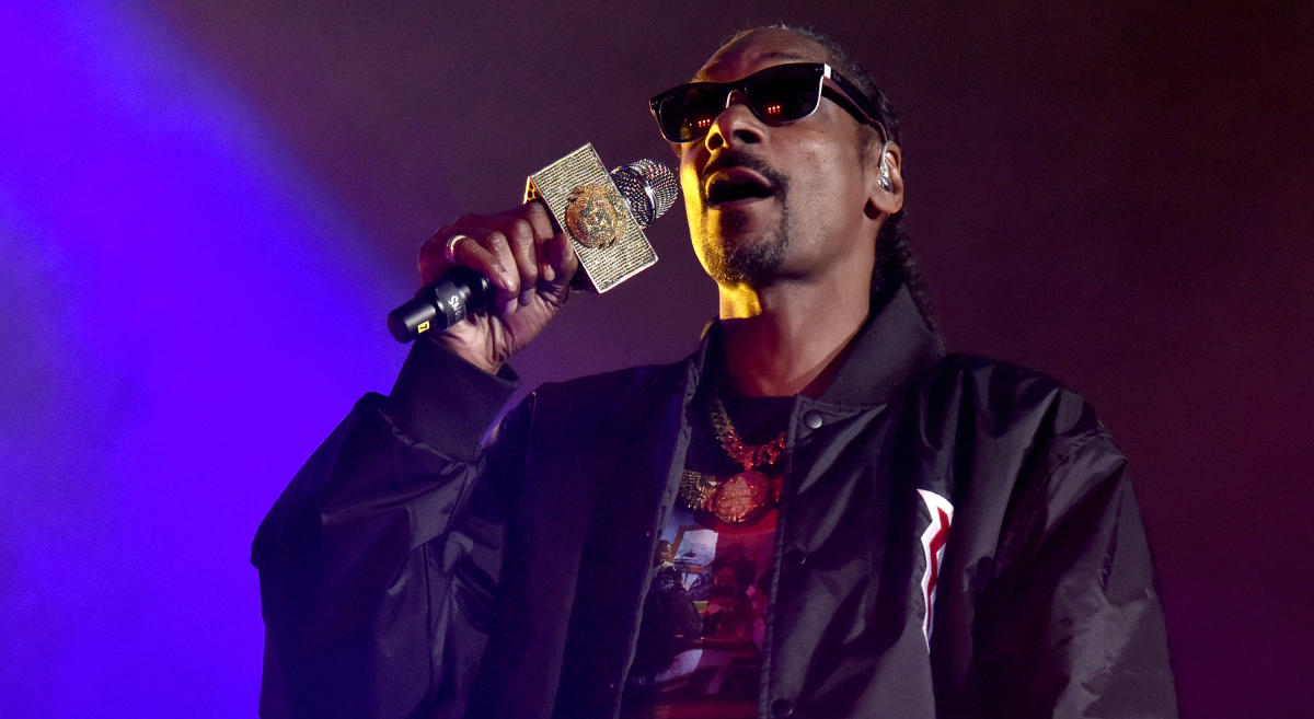 Snoop Dogg calls Los Angeles Kings game in broadcast booth