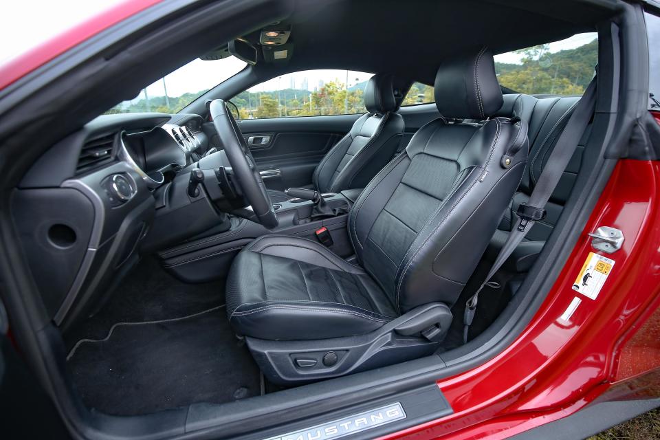 Black Shadow Edition 標配運動型皮質座椅，附雙前座六向電動調整及駕駛座電動腰靠調整。