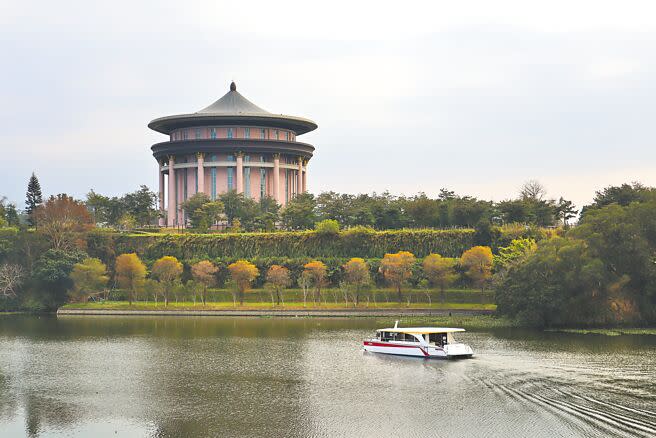 新竹縣峨眉湖山光水色宜人，搭船欣賞美景，享受寧靜氛圍。（邱立雅攝）