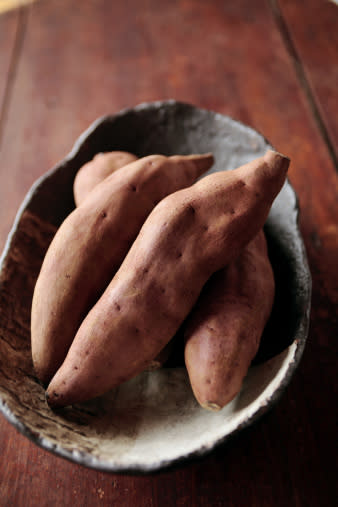 Les patates douces nous font faire le plein de bété-carotène, que notre corps convertit en vitamine A, un agent nourrissant pour vos cheveux et votre peau. Le beta-carotène est aussi très présent dans les carottes, les épinards, la chicorée sauvage, la mangue ou la papaye.