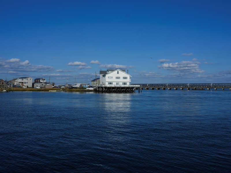 Una casa elevada sobre postes en el vecindario Broad Channel de Queens, en la ciudad de Nueva York, Estados Unidos, el 2 de noviembre de 2019