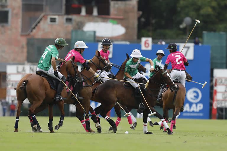 Camilo Castagnola maniobra entre compañeros y rivales