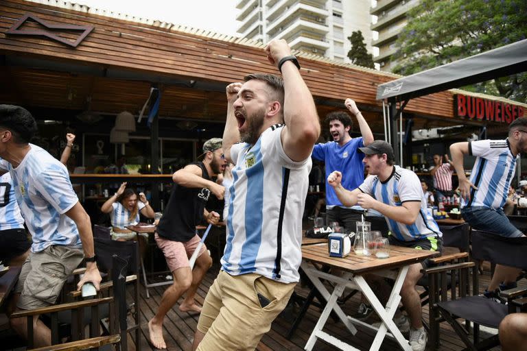 Festejo del primer gol de Argentina en el bar Vip de Rosario