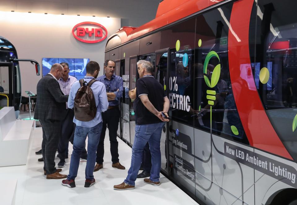 Ein Bus von BYD 2018 auf einer Messe in Hannover. - Copyright: Shan Yuqi/Xinhua via Getty