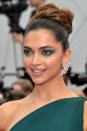 <p>La actriz y modelo de India, Deepika Padukone, combinó las sombras de los ojos en color verde con su vestido, ¡y el resultado fue sensacionalmente audaz! Completó su look con un chongo alto que destilaba glamour. – <em>Foto: Pascal Le Segretain/Getty Images</em> </p>