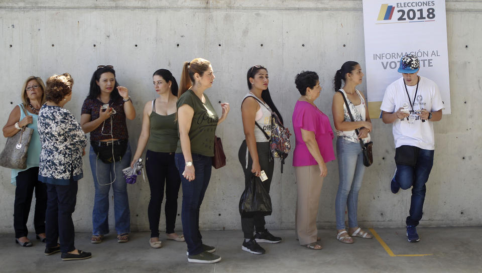 MEDELLÍN (COLOMBIA). – Mujeres hicieron fila para votar el pasado domingo 11 de marzo de 2018, durante las elecciones legislativas. La primera vuelta Presidencial se realizará el 27 de mayo. EFE/Luis Eduardo Noriega A.