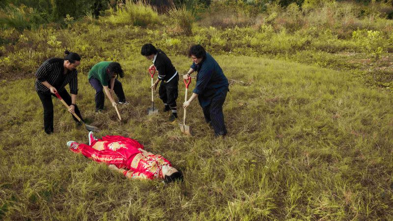 ▲香港影后毛舜筠與鄭中基主演的黑色荒謬喜劇《死屍死時四十四》，因一具裸屍掀起一場翻天覆地的混戰。（圖／台北電影節）