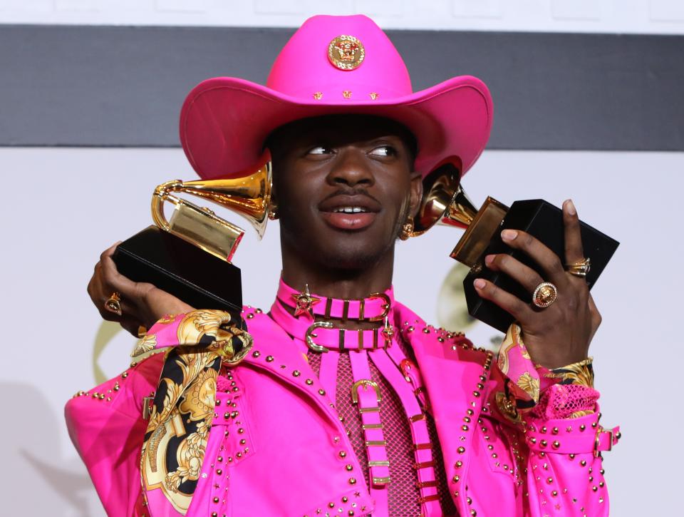 Bekannt für extravagante Outfits und provokative Gesten: Rapper Lil Nas X (Bild: REUTERS/Monica Almeida)