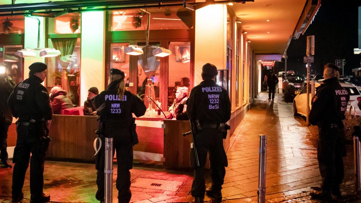 Polizisten sichern während einer Razzia von Zoll und Polizei eine Shisha-Bar.