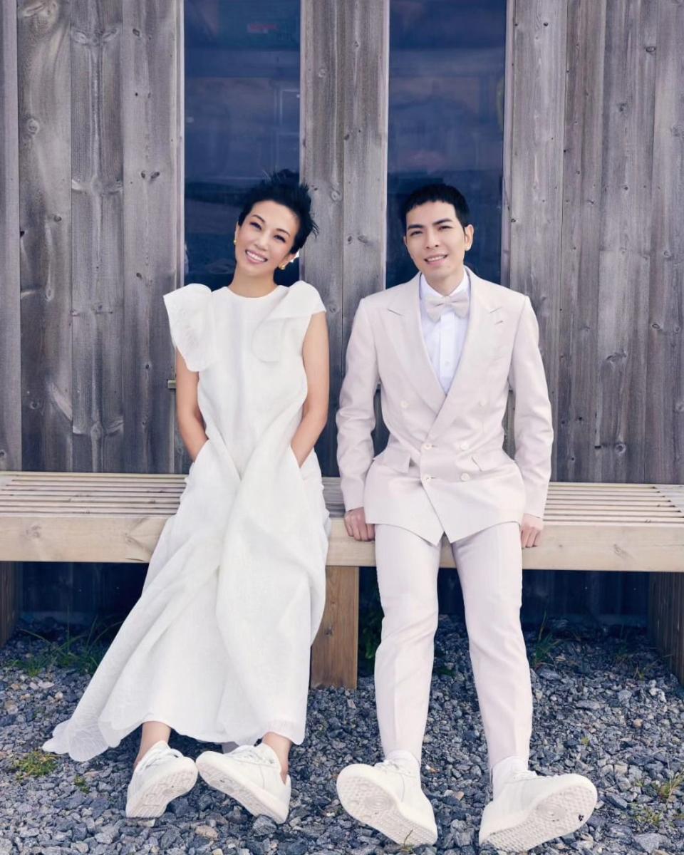 蕭敬騰（右）與Summer的婚紗照洋溢甜蜜氛圍。（翻攝Summer Lin臉書）