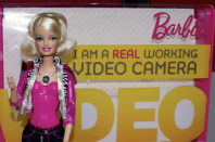 <p>Ben prima che fare la youtuber divenisse il sogno di migliaia di ragazzine in tutto il mondo, nel 2010 veniva lanciata Barbie Video Girl: questa bambola specialissima era dotata di una piccola telecamera al posto della collana e un piccolo schermo installato sulla schiena. Con essa si possono dunque girare brevi video, rivederli e anche scaricarli sul computer per editarli con un programma apposito. Antesignana! </p>