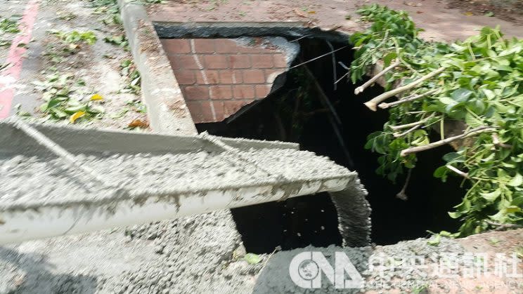 台中市西屯區台灣大道三段近文心路口人行道，27日上午7時多被發現路基掏空(圖)，擔心危及捷運工程安全，北捷中區工程處暫時停工，先調派多輛預拌混凝土車前往灌漿。(中央社)