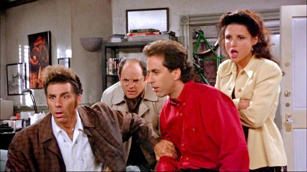  Seinfeld cast gathers around the television. 