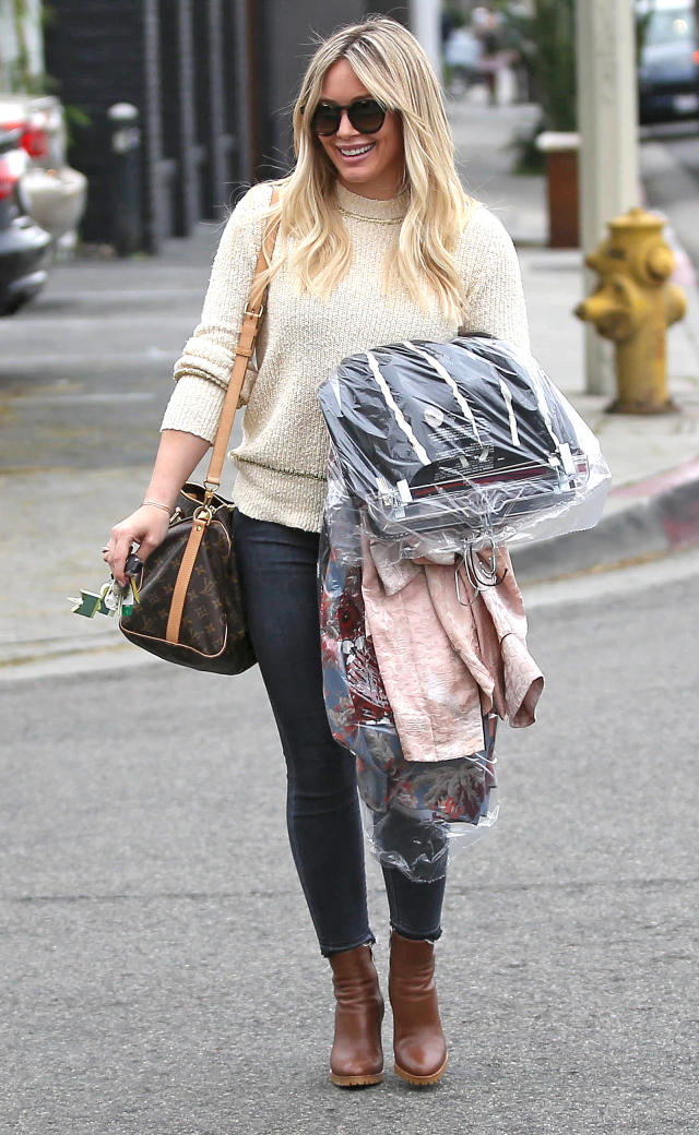 Hilary Duff Totes Louis Vuitton's Speedy Bandouliere 25 Crossbody