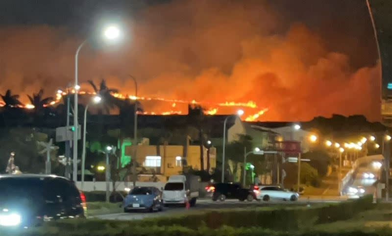 鰲峰山火燒山，整個清水地區入夜可見烈焰衝天。（圖／翻攝臉書《清水小鎮》）