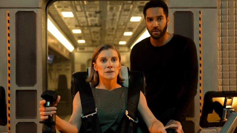 “ANOTHER LIFE (L to R) KATEE SACKHOFF as NIKO BRECKINRIDGE and SAMUEL ANDERSON as WILLIAM in episode 201 of ANOTHER LIFE Cr. EIKE SCHROTER/NETFLIX © 2021