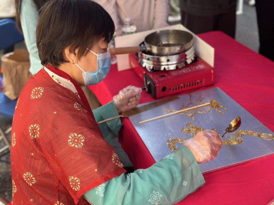 華埠披露街地球無車日的活動上，糖畫攤位尤其吸引了眾多市民和遊客駐足。(記者范航瑜／攝影)