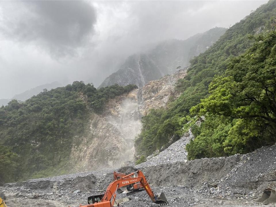 午後對流雲系發展旺盛影響，花蓮山區今天下午下起大雨，台9線蘇花路廊崇德段多處發生土石流，其中164.5公里上邊坡土石如洪流般洩流過公路，造成交通雙向受阻。（花蓮縣消防局提供／羅亦晽花蓮傳真）