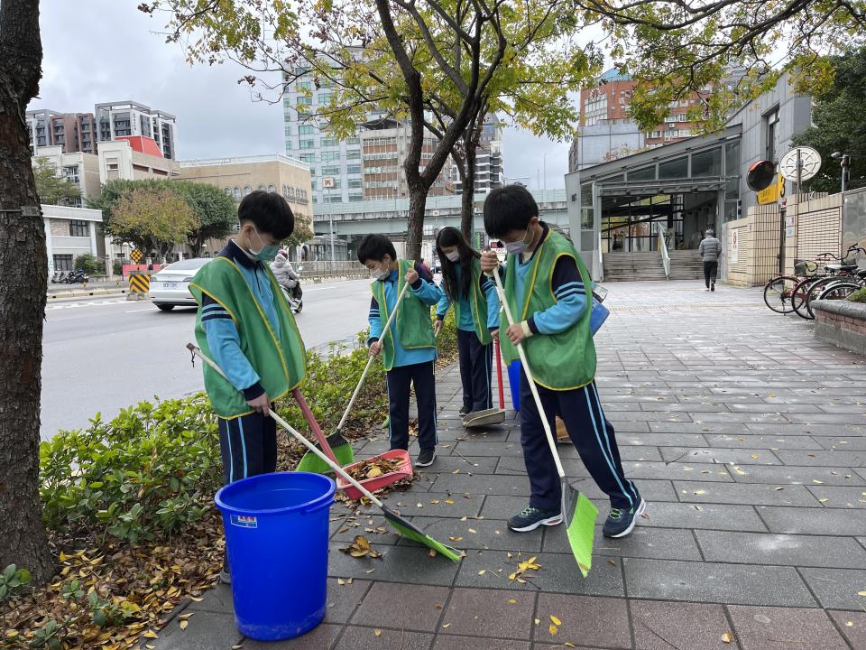 大橋國小學生服務隊打掃學校周邊的人行道