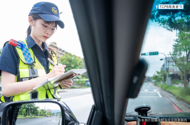  女警低頭開單的樣子，吸引萬人朝聖。（圖／翻攝自TCPB 局長室 臉書）