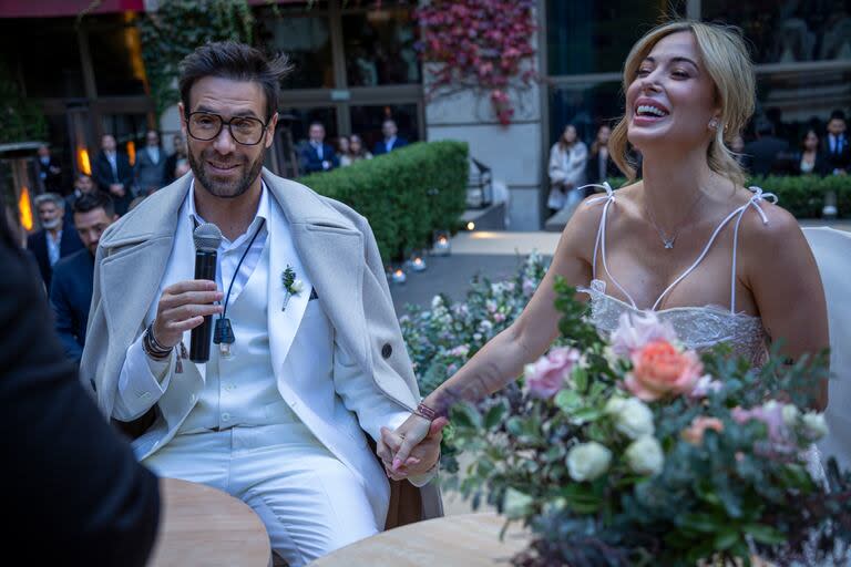 A pesar del frío y del día gris, los novios disfrutaron de su ceremonia de casamiento al aire libre