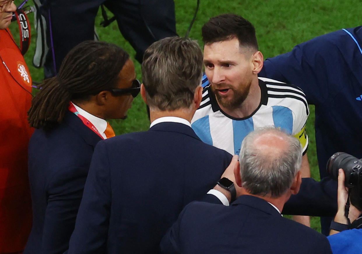 Messi y Louis van Gaal, entrenador de Países Bajos, entraron en una rencilla al final del partido de cuartos de final de Qatar 2022 (Foto: REUTERS/Paul Childs)